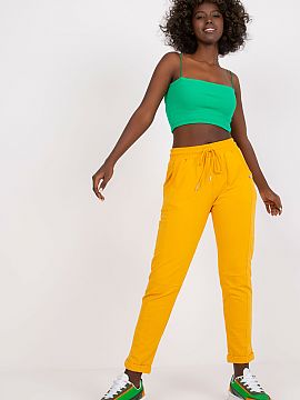 Tracksuit trousers BFG  High rise sweatpants with rubber band at waist and tie. Pants on the sides with slip pockets. Ideal for every day.