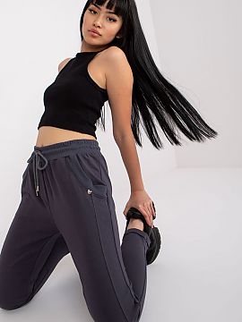 Tracksuit trousers BFG  Sweatpants with high waist, rubber band at waist and tie. Pants on the sides with slip pockets. Ideal for every day.