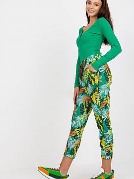 Tracksuit trousers Relevance  Women\'s sweatpants with an elastic waistband and a drawstring tie. Slide pockets on the sides. Pants made of patterned fabric.