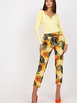 Tracksuit trousers Relevance  Women\'s sweatpants with an elastic waistband and a drawstring tie. Slide pockets on the sides. Pants made of patterned fabric.