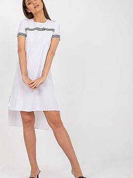 Daydress Lakerta  Summer dress with short sleeves and a round neckline. The bottom of the dress is asymmetrical, with a patch on the front.