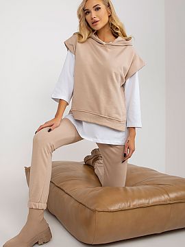 Set Ex Moda  Sweatsuit set consisting of a blouse, sweatshirt and pants. Blouse with 3/4 sleeves and round neckline. Blouse with short sleeves and a hood