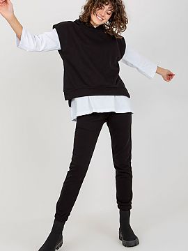 Set Ex Moda  Sweatsuit set consisting of a blouse, sweatshirt and pants. Blouse with 3/4 sleeves and round neckline. Blouse with short sleeves and a hood