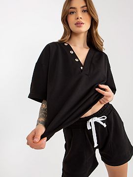 Set Ex Moda  Tracksuit set consisting of a blouse and shorts. Blouse with short sleeves and a heart neckline. Shorts with waist tie and slip pockets.