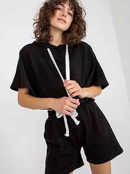 Set Ex Moda  Tracksuit set consisting of a blouse and shorts. Blouse with short wide sleeves, hood and kangaroo pocket. Shorts with waist tie and slip po