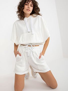 Set Ex Moda  Tracksuit set consisting of a blouse and shorts. Blouse with short wide sleeves, hood and kangaroo pocket. Shorts with waist tie and slip po