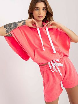 Set Ex Moda  Tracksuit set consisting of a blouse and shorts. Blouse with short wide sleeves, hood and kangaroo pocket. Shorts with waist tie and slip po
