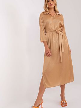 Daydress Lakerta  Dress with 3/4 sleeves, collar and v-neck. Tie at the waist, slits at the bottom. The dress is made of ribbed fabric.
