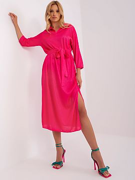 Daydress Lakerta  Dress with 3/4 sleeves, collar and v-neck. Tie at the waist, slits at the bottom. The dress is made of ribbed fabric.