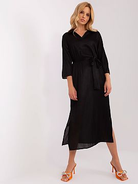 Daydress Lakerta  Dress with 3/4 sleeves, collar and v-neck. Tie at the waist, slits at the bottom. The dress is made of ribbed fabric.