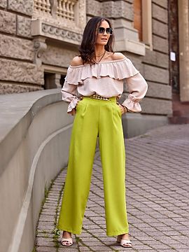 Trousers Roco Fashion  The long and wide leg bell-bottom pants feature a decorative chain on the front at the waist. High waist pants with slanted slip pockets and