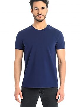 T-shirt Teyli  Men\'s T-shirt in blue color. The T-shirt is straight cut slightly fitted emphasizing the male figure. It is made of high quality delicate a