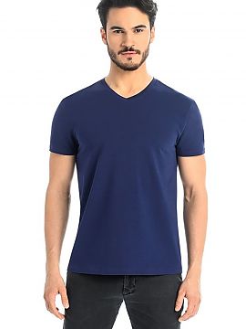 T-shirt Teyli  Men\'s T-shirt with short sleeves that fit perfectly on the hands in navy blue. On one of the sleeves there is a delicate metal logo of the 