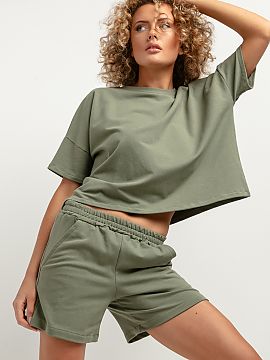 Shorts Tessita  Our high-waisted short shorts are a fashionable and comfortable solution for the summer heat. They feature a crease at the waist, large pock