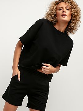 Shorts Tessita  Our high-waisted short shorts are a fashionable and comfortable solution for the summer heat. They feature a crease at the waist, large pock