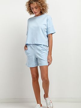 Shorts Tessita  Our high-waisted short shorts are a fashionable and comfortable solution for the summer heat. They feature a crease at the waist, large pock