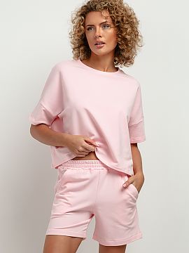 Shorts Tessita  Our high-waisted short shorts are a fashionable and comfortable solution for the summer heat. They feature a crease at the waist, large pock