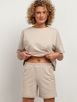 Shorts Tessita  Our high-waisted short shorts are a fashionable and comfortable solution for the summer heat. They feature a crease at the waist, large pock