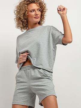 Shorts Tessita  Our high-waisted short shorts are a fashionable and comfortable solution for the summer heat. They feature a crease at the waist, large pock