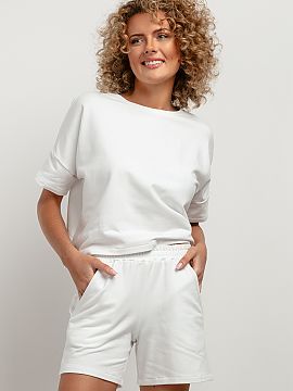 Shorts Tessita  Our high-waisted short shorts are a fashionable and comfortable solution for the summer heat. They feature a crease at the waist, large pock