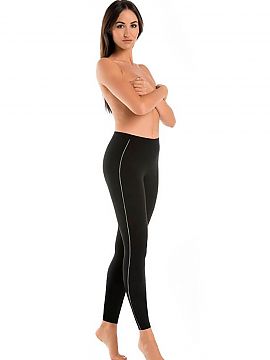 Long leggings Teyli  Athletico cotton leggings in black. On the sides of the gaiters are sewn decorative white stitches, which lengthen and slim the leg. There i