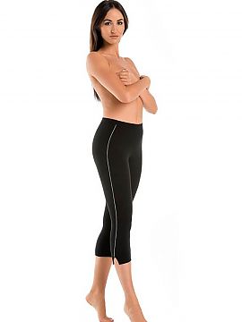 Short leggings Teyli  Women\'s 3/4 leggings in black. They reach beyond the knee, on the sides they have slits and white inserts that slenderize the leg. The legg
