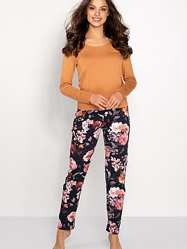 Pyjama Momenti Per Me  Women\'s pajamas made of natural materials. Blouse with long sleeves and a U-shaped neckline. Long colorful pants with elastic waistband. De