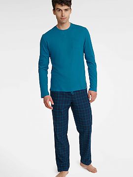 Pyjama Henderson  Men\'s pajamas consisting of a T-shirt and pants. T-shirt with long sleeves and half-round neckline. Long printed pants with elastic waistba