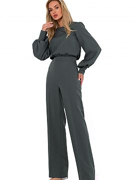 Suit Moe  Jumpsuit with long buff sleeves and round neckline. The suit is fastened with a covered zipper and buttons. The legs of the suit with a halt