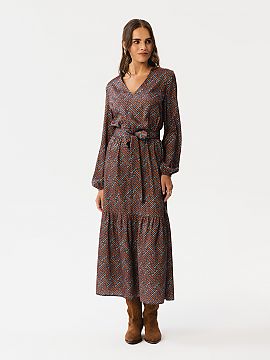 Daydress Stylove  This maxi length dress is a combination of elegance and comfort. Its geometric pattern gives it originality and character. The V-shaped neck