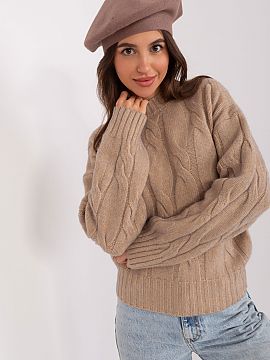 Beret AT  This plain beret is a classic that adds style to any outfit. Featuring a delicate antenna at the tip, it adds character and elegance. It is 