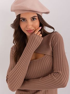 Beret AT  This plain beret is a classic that adds style to any outfit. Featuring a delicate antenna at the tip, it adds character and elegance. It is 
