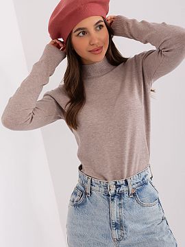 Beret AT  This plain beret is a classic that adds style to any outfit. Featuring a delicate antenna at the tip, it adds character and elegance. It is 