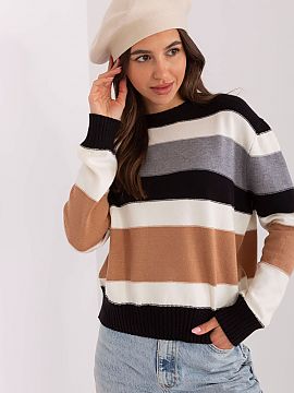 Beret AT  This plain beret is a classic that adds style to any outfit. Featuring a delicate antenna at the tip, it adds character and elegance. It is 