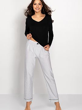 Pyjama Momenti Per Me  Women\'s pajamas consisting of a blouse and pants. Blouse with long sleeves and a V neckline. Long loose pants made of striped fabric, with 