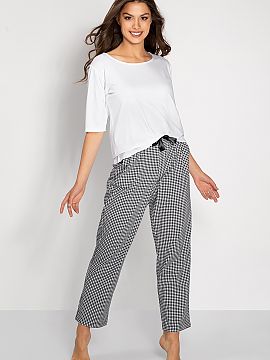 Pyjama Momenti Per Me  This pajama is a combination of elegance and comfort. The short-sleeved blouse has a semicircular neckline and a loose, comfortable fit, per