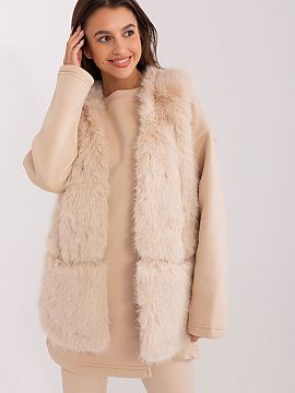 Gilet AT  This fur vest is the perfect addition to your everyday closet. Made of soft polyester material, it is pleasant to the touch and comfortable 