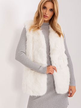 Gilet AT  This fur vest is the perfect addition to your everyday closet. Made of soft polyester material, it is pleasant to the touch and comfortable 