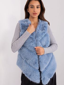 Gilet AT  This fur vest is the perfect accessory for both casual and special occasions. Made of high-quality polyester, it provides a pleasant feeling