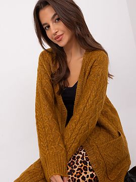 Cardigan AT  This sweater is an ideal choice for many occasions, both everyday and for more special moments. Made of variegated fabric texture, it has a 