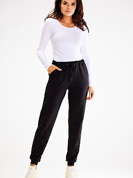 Tracksuit trousers awama  Loose pants with decorative stitching, elastic waistband and binding. On the sides slip pockets.