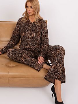 Set Lakerta  Casual women\'s set consisting of a blouse and pants.  Sweatshirt of a looser cut with long sleeves and a heart-shaped neckline. Long pants 