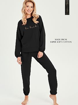 Set Taro  Comfortable women\'s tracksuit made of pleasant to the touch fabric. Loose sweatshirt with long sleeves, front with decorative inscription. 