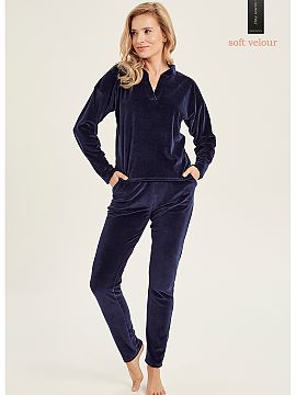 Set Taro  Women\'s tracksuit made of warm velour. Blouse with long sleeves, neckline with a stand-up collar with a striking V-shaped slit. Long pants 