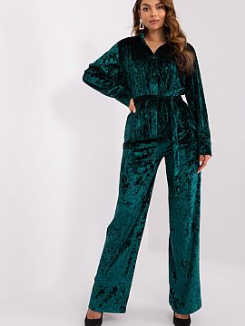 Set Lakerta  This velour set is synonymous with casual comfort and style. The shirt, buttoned up, exudes casualness and ease, perfect for everyday wear. 