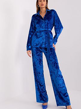 Set Lakerta  This velour set is synonymous with casual comfort and style. The shirt, buttoned up, exudes casualness and ease, perfect for everyday wear. 