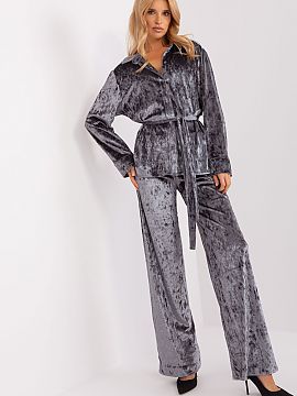 Set Lakerta  This velour set is synonymous with casual comfort and style. The shirt, buttoned up, exudes casualness and ease, perfect for everyday wear. 