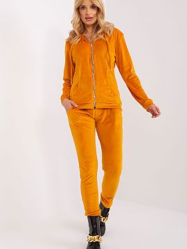 Set Relevance  Velour set consisting of a sweatshirt and long pants. Sweatshirt with long sleeves and a hood, zippered. On the front there are slip pockets