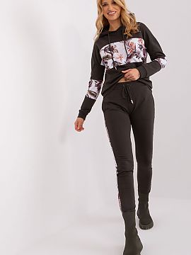 Set Relevance  This tracksuit set is a combination of excellent comfort and original style. This set is the quintessence of casualness and ease, an ideal c