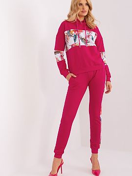 Set Relevance  This tracksuit set is a combination of excellent comfort and original style. This set is the quintessence of casualness and ease, an ideal c